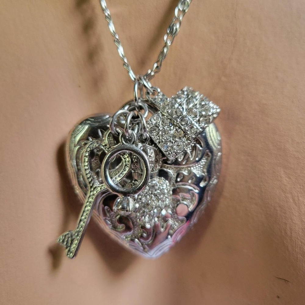 DKD Silver Tone Filigree Heart Key Rhinestone Charm Necklace 18in Cottagecore